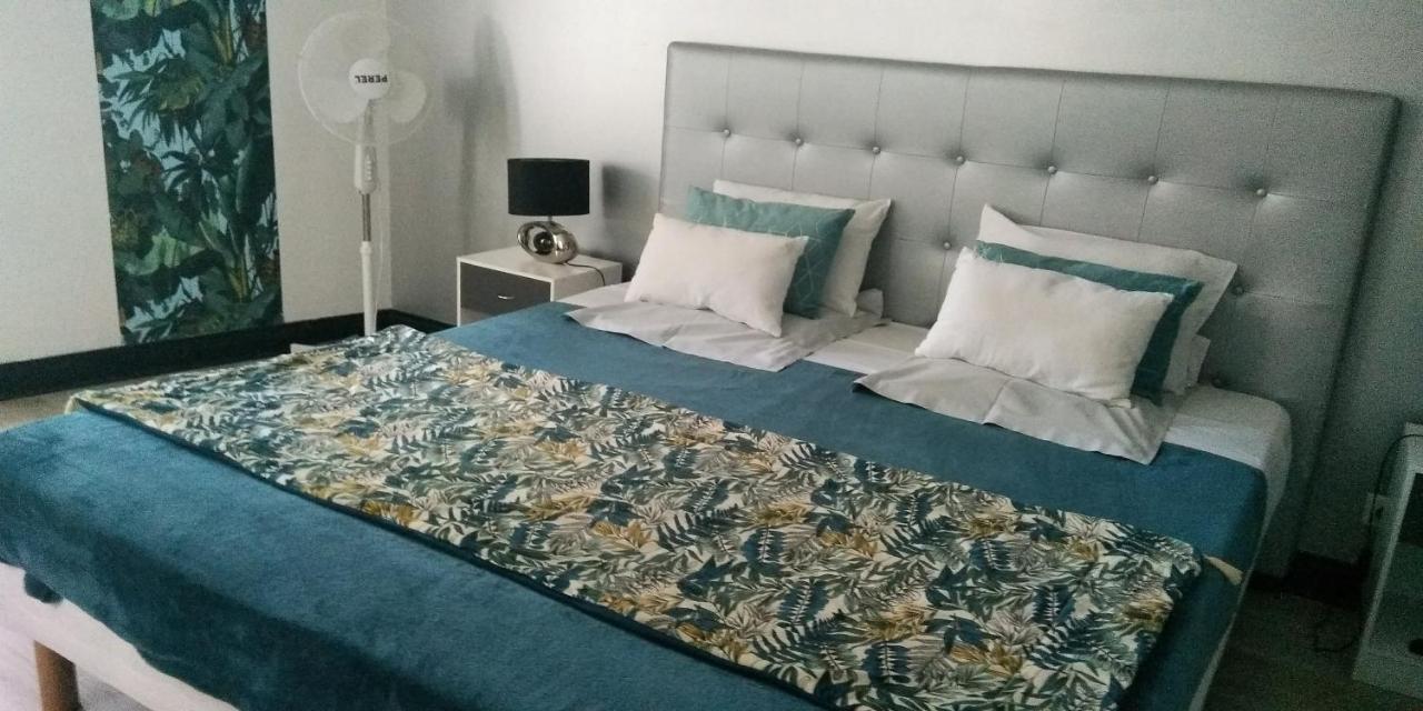 Madelon IV Bed & Breakfast Belves Ngoại thất bức ảnh